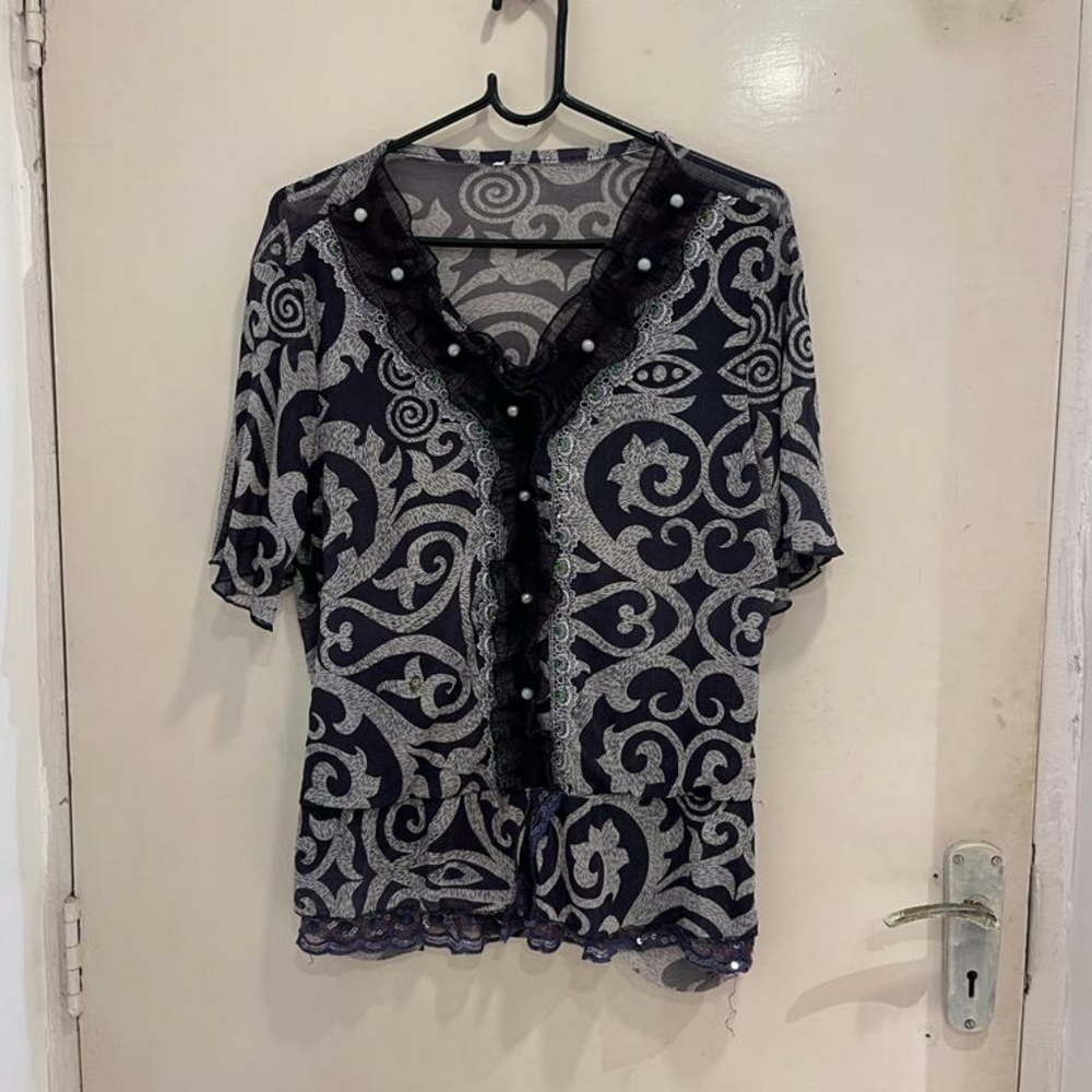 Purple lace top with pearl detailing - Picture 14 of 15